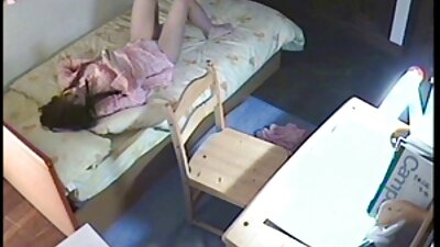 แม่วัยผู้ใหญ่พบเด็กผู้ชายที่เสียไปเปล่าๆ บนพื้น