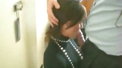 เด็กชายถูกจับในการสอดแนมเพื่อนที่ดีที่สุดที่เป็นผู้ใหญ่แม่ช่วยตัวเอง