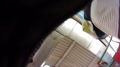 ฉันเข้ามาในขณะที่แม่ของแฟนกำลังเปลี่ยนเสื้อผ้าของเธอ