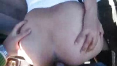 คู่ swinger สองคนกำลังแกว่งอยู่ที่บ้าน